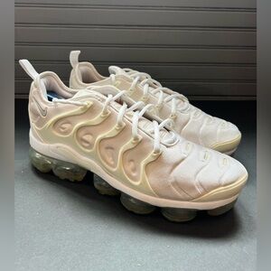 NIKE AIR VAPORMAX PLUS SHOES SIZE. 9.5 TRIPLE WHITE PLATINUM SNEAKERS